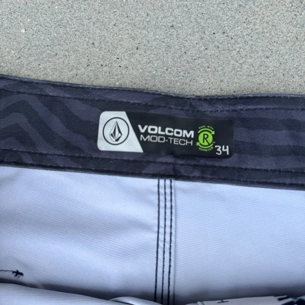 Volcom Mod-Tech Board Shorts Mens 34‎ Navy Blue Stripe 4-Way Stretch NEW